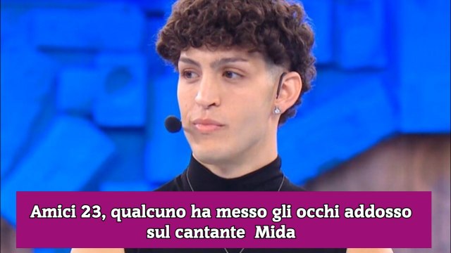 Amici 23, qualcuno ha messo gli occhi addosso sul cantante Mida