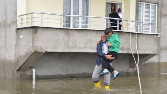 Hakkari'de sağanak nedeniyle bazı evleri su bastı