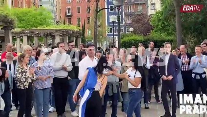 Pradales posa con las jóvenes que se colaron en el mitin