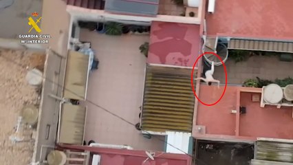 Huye desesperado de la Guardia Civil saltando de tejado en tejado