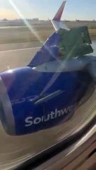 Le capot du moteur d'un Boeing se décroche en plein décollage !