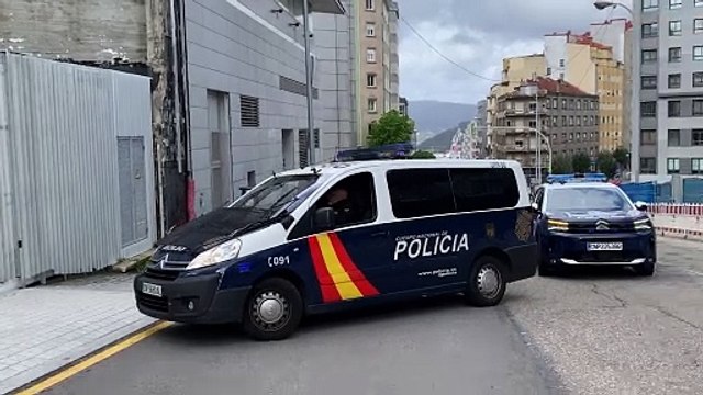 El furgón policial llega a la Ciudad de Justicia con el presunto autor del delito de Coia