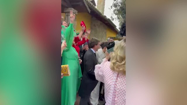 Almeida y Cerezo cantan el himno del Atleti en la boda