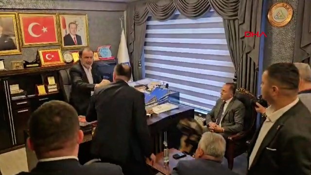 Devir teslim töreninde gerginlik: Çiçek fırlatıp, küfür etti