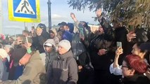 Centenas de russos protestam contra inação oficial após inundações