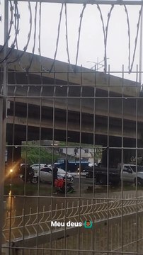 VÍDEO: Motoqueiro fica atolado em alagamento devido as fortes chuvas em Salvador; veja