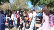 Observación del eclipse en la plaza del estudiante de la Universidad de Sonora