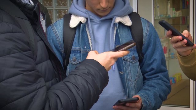 ¿Cómo regulan en otros países el uso de móviles en las aulas?