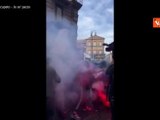 Scontri tra polizia e manifestanti al corteo contro le celebrazioni per l’anniversario della Nato a Napoli