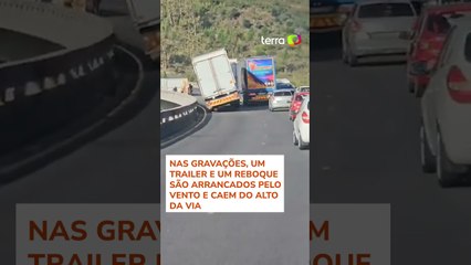 Vendaval derruba veículos de viaduto na África do Sul #shorts