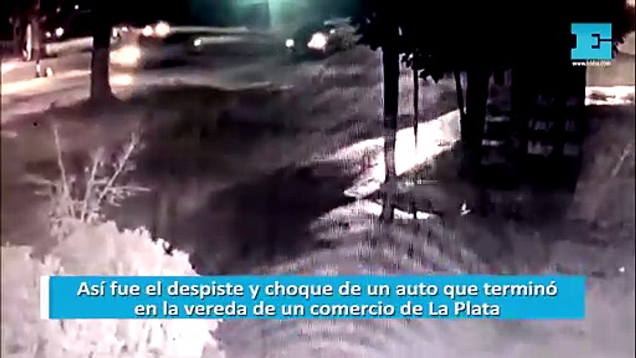 Así fue el despiste y choque de un auto que terminó en la vereda de un comercio de La Plata