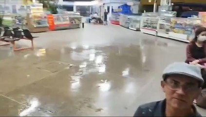 Goteiras alagam a rodoviária de Juazeiro do Norte