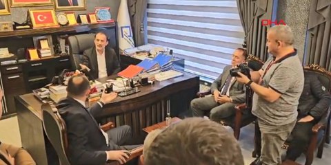 Devir teslim töreninde tartışma: Eski başkan yeni başkana çiçek fırlattı, küfretti