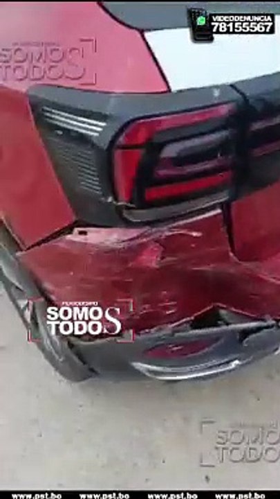 TRIPLE COLISIÓN, UNA MOTOCICLETA QUEDÓ APRISIONADA ENTRE DOS VEHÍCULOS EN PLENO PUENTE DEL 7MO ANILLO