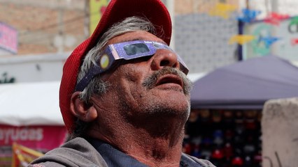 Disfrutan juarenses del eclipse de sol