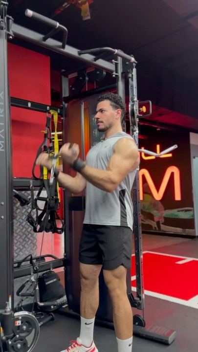 BICEPS CABLE CURLS STRAIGHT