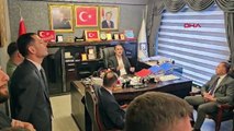 Eski belediye başkanı, MHP'li vekile küfredip çiçek fırlattı