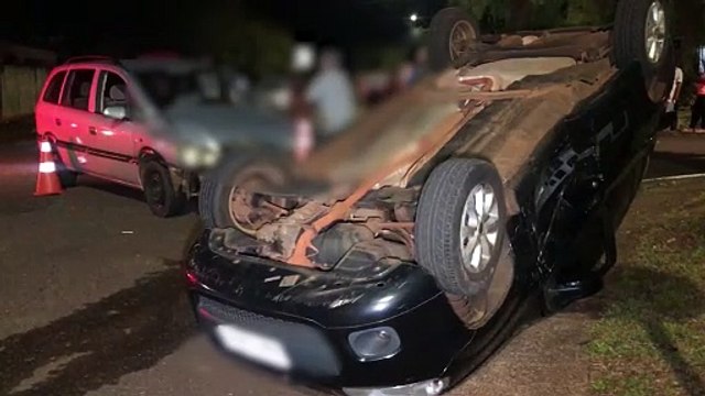 Dois carros colidem no Morumbi; um capota e fica de rodas para cima