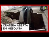 Carro cai em cratera de obra sem sinalização na Baixada Fluminense