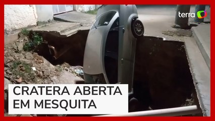 Carro cai em cratera de obra sem sinalização na Baixada Fluminense