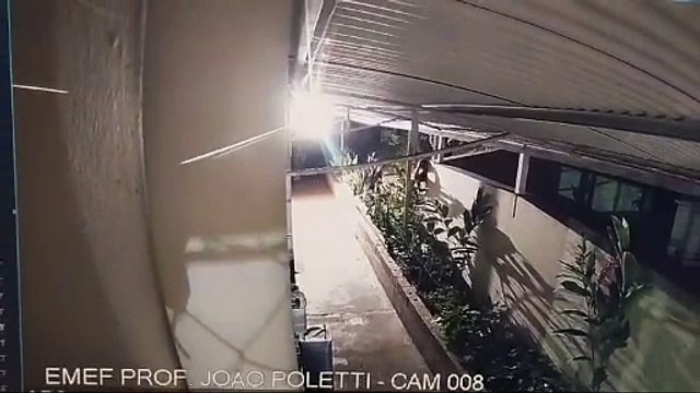 Duas escolas municipais são furtadas e suspeitos são flagrados por central de monitoramento