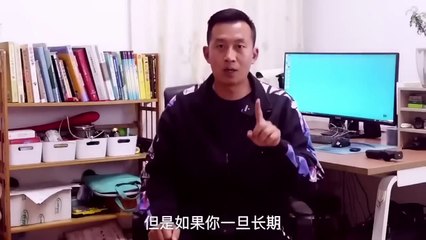 À l'âge de 84 ans il a de longues jambes et des pieds puissants. Il fait de l'exercice tous les jo