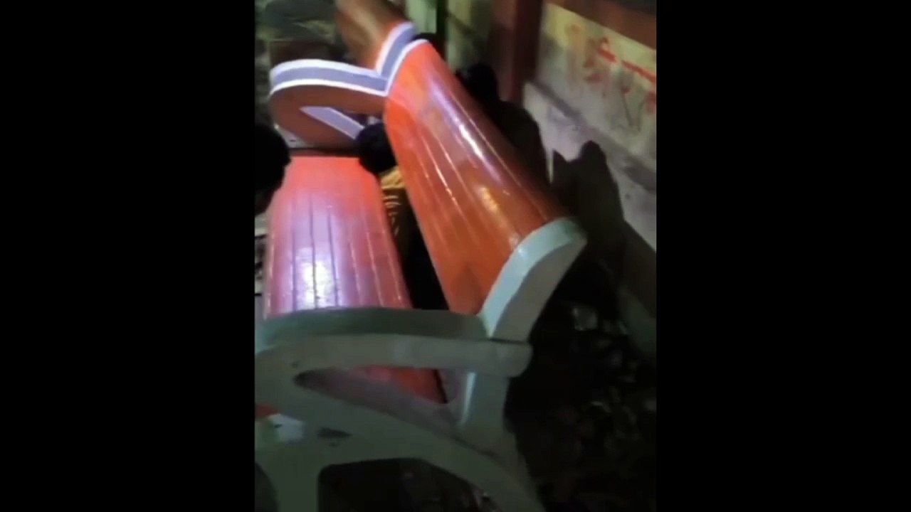 वीडियो: पार्क में बैठने के लिए लगाई गई बेंच में...