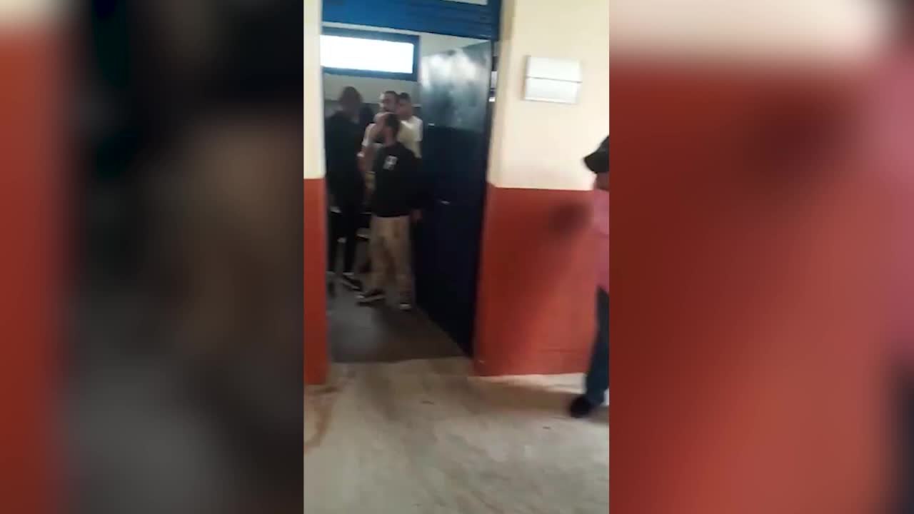 Aficionados del histórico Vélez CF de Málaga recaudan dinero y comida para sus futbolistas