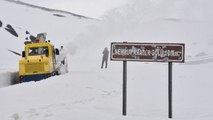Nemrut Dağı'nda 6 metre karla mücadele sürüyor