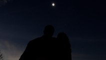 Más de 20 parejas se casan durante el eclipse total de sol