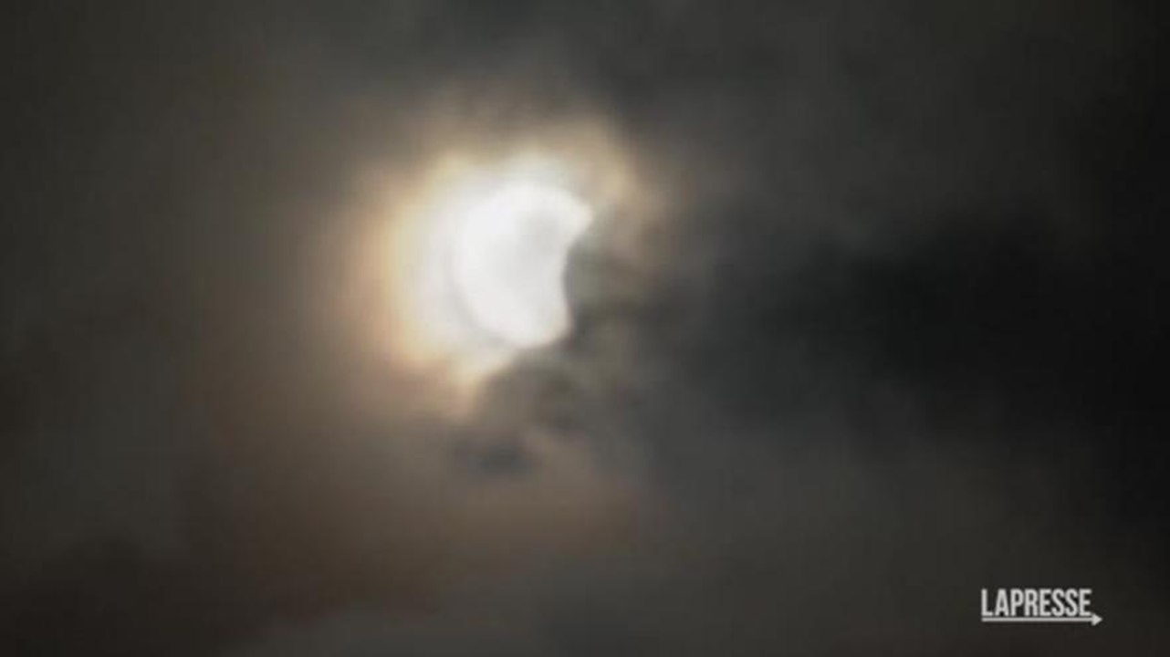 Eclissi totale di Sole, il cielo si oscura a Eagle Pass in Texas
