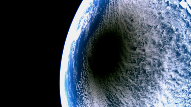 Les images spectaculaires de l'éclipse solaire totale vue de l'espace