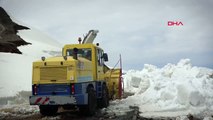 Nemrut'ta 6 metre karla mücadele devam ediyor