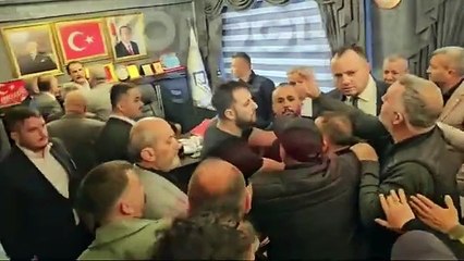 Video herunterladen: Düzce Kaynaşlı’da belediye devir teslim töreninde gergin anlar