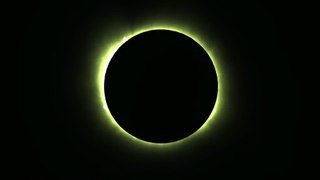 Une éclipse totale traverse le ciel du continent nord-américain