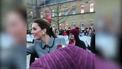 Ciao Kate Middleton saluta in italiano una fan