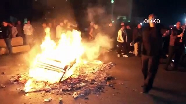 Ankara Altındağ Belediyesi işçileri yeni belediye başkanı tarafından işten çıkarmalarını ve ek zamlarının geri alınmasını protesto etmek için belediyede eyleme başladı.