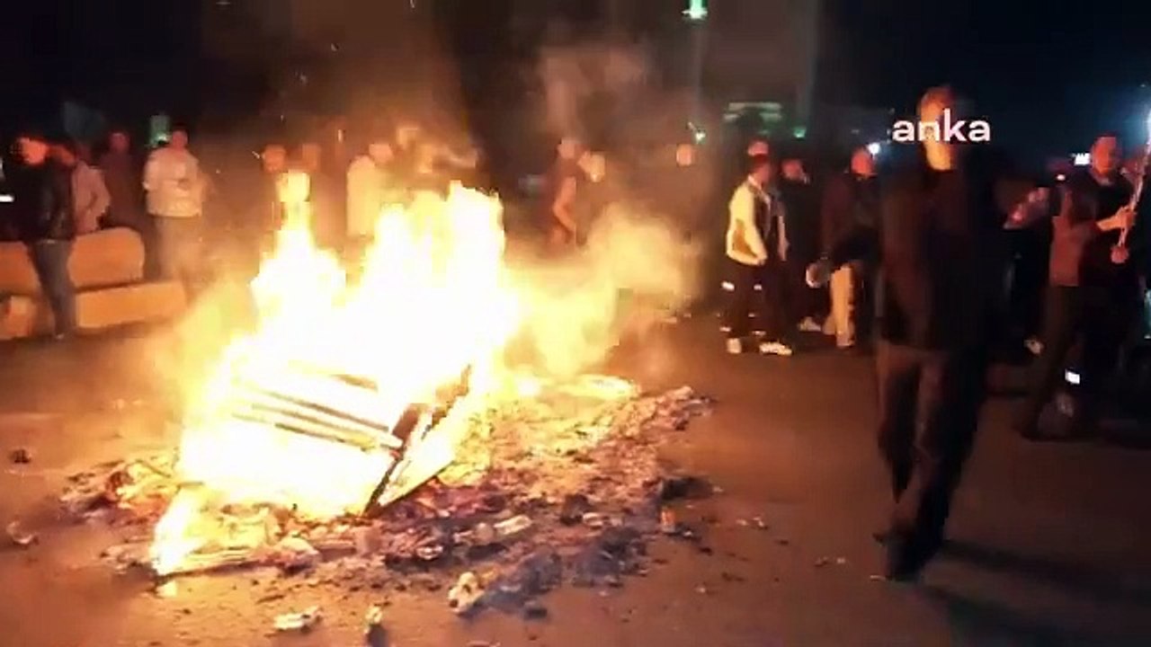 Ankara Altındağ Belediyesi işçileri yeni belediye başkanı tarafından işten çıkarmalarını ve ek zamlarının geri alınmasını protesto etmek için belediyede eyleme başladı.