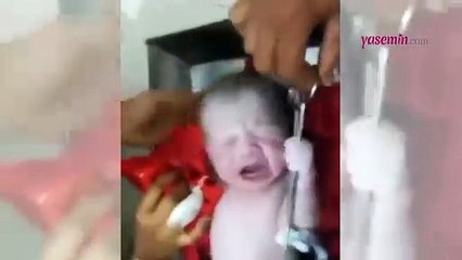 Yeni doğan görenleri şaşırttı! Eliyle kordonunun kesilmesine engel oluyor