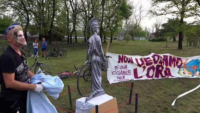Milano, il presidio dei ciclisti per chiedere la ciclabile sul ponte della Ghisolfa
