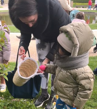 Les enfants en chasse aux œufs de Pâques