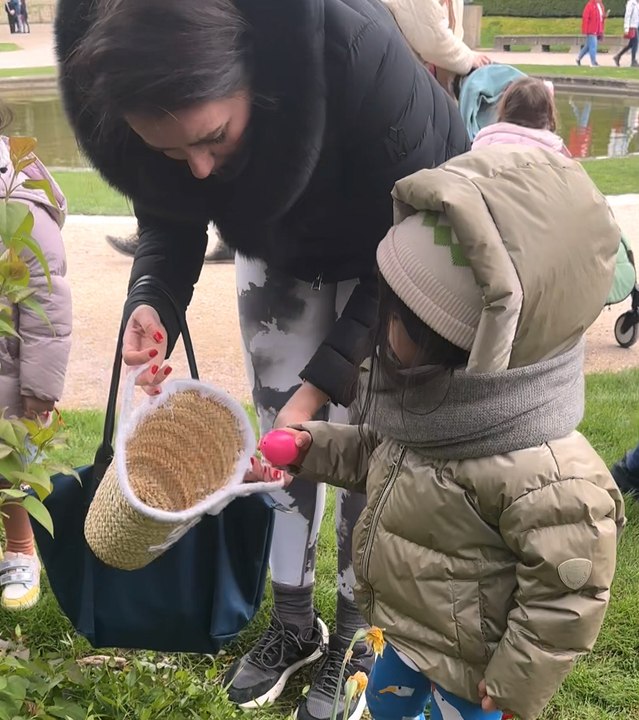 Les enfants en chasse aux œufs de Pâques