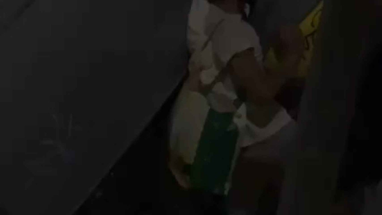 Juanjo, el supuesto pirómano detenido por la Policía Nacional, cazado por unos vecinos mientras quema un contenedor en Murcia.