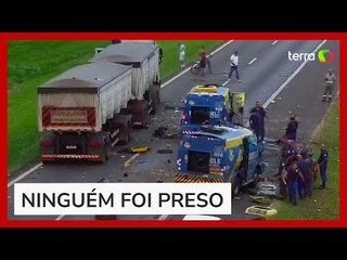 Tải video: Grupo explode dois carros-fortes em rodovia no interior de São Paulo