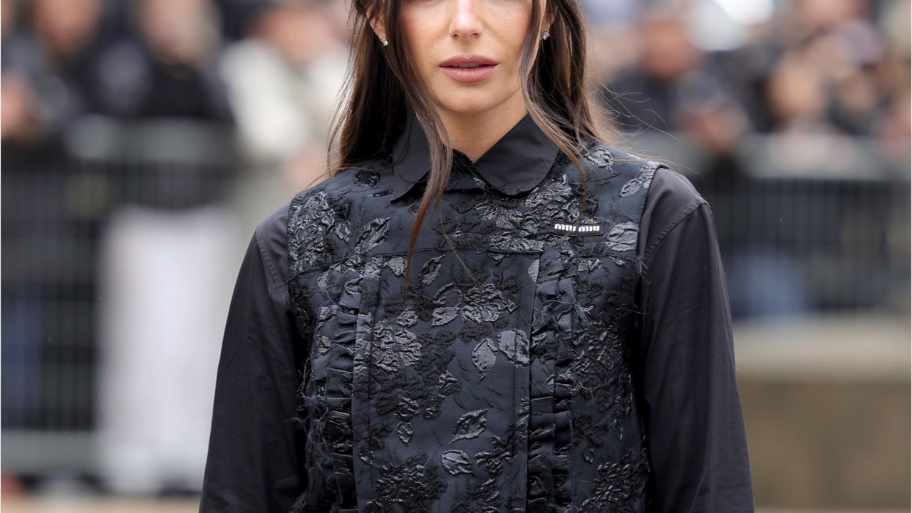 Après 40 ans d’absence, cette jupe phare des années 80 redevient tendance