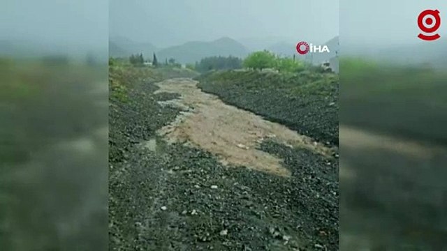 Suların çekildiği dere yağış sonrası bir anda suyla kaplandı...O anlar kamerada