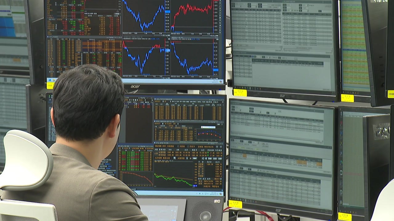 원·달러 환율 1.7원 오른 1,354.9원 마감...연일 연고점 경신 / YTN