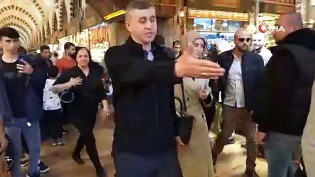 Herkes bu görüntüyü konuşuyor! Dadaş Eminönü sokaklarını gezdi