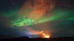 Islande: les lumières d'un volcan et des aurores boréales illuminent le ciel