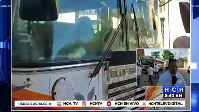 ¡Relajeros! Riña entre buseros termina a punta de pedradas y vidrios quebrados en La Ceiba